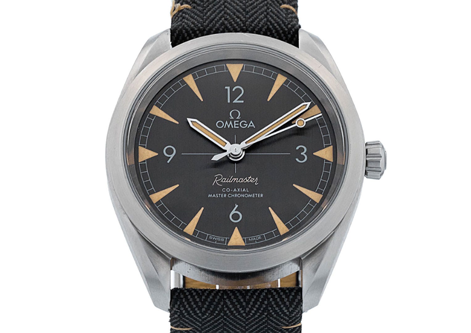 Fittingly, the crosshairs at the centre of the Railmaster's dial resemble a rifle scope